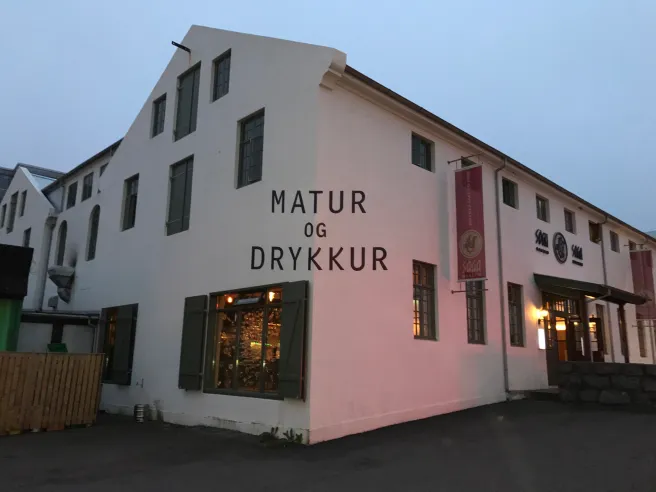 MATUR OG DRYKKUR